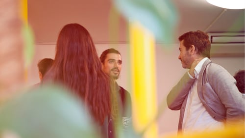 Kuvituskuva: kolme henkilöä keskustelemassa